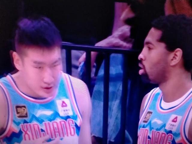 新疆队在热闹的比赛中打败了强敌(新疆队在热闹的比赛中打败了强敌队)