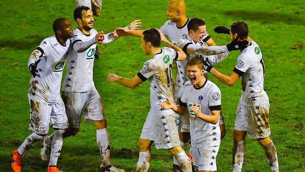 瓦朗谢纳积极进攻，取得胜利