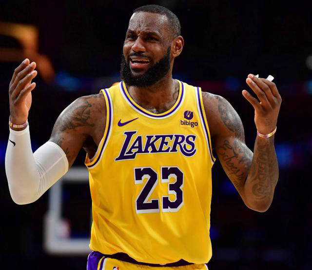 詹姆斯缺席比赛，湖人惨遭溃败