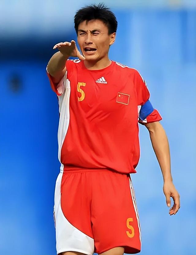 中国球员在足球赛场上表现出众 中国球员在足球赛场上表现出众