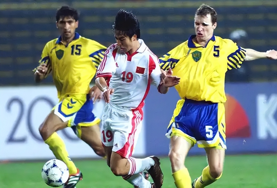 中国球员在足球赛场上表现出众 中国球员在足球赛场上表现出众