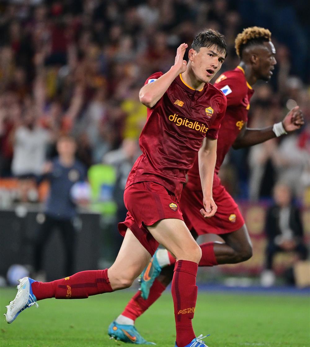 爱游戏官方入口-关于马德里双雄争夺联赛冠军，谁能笑到最后的信息