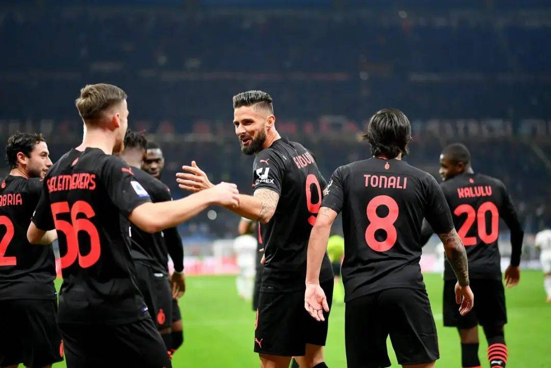 包含热那亚球队备战新赛季，教练组注重战术布置的词条