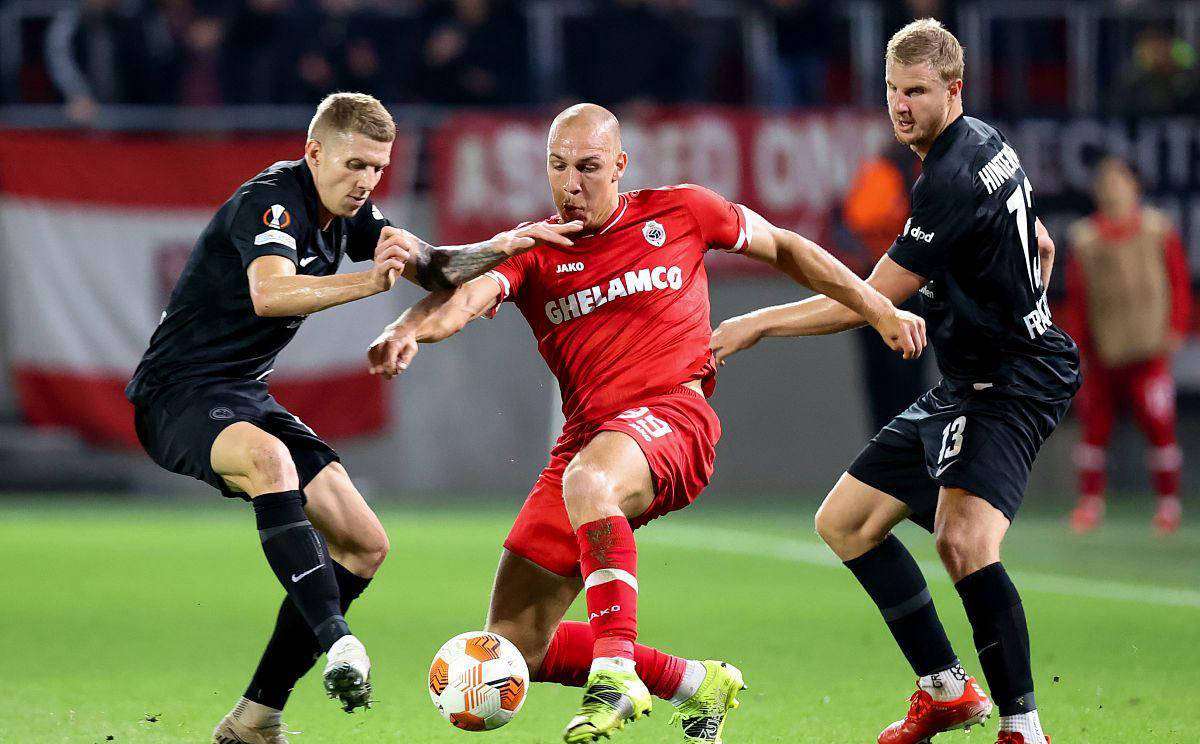 包含沃尔夫斯堡与法兰克福交手,争夺三分胜利的词条 包含沃尔夫斯堡与法兰克福交手,争夺三分胜利的词条