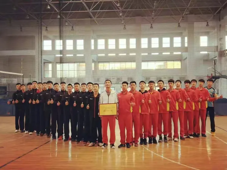 爱游戏体育地址-黄金球队收获胜利，赢得掌声与赞誉的简单介绍