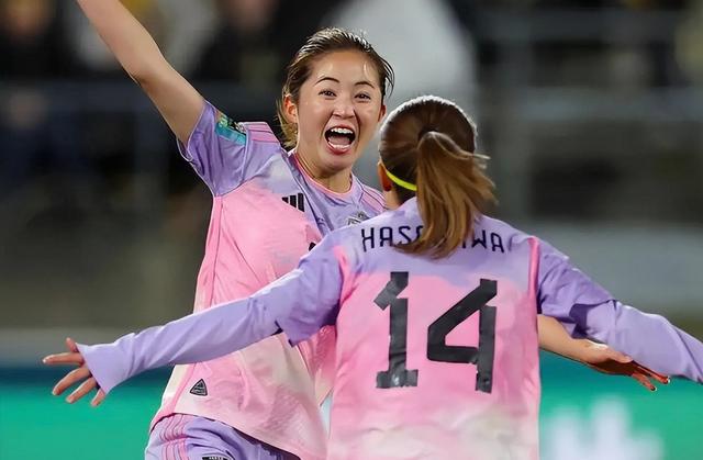 日本女足队员在比赛中展现出色技术 日本女足队员在比赛中展现出色技术