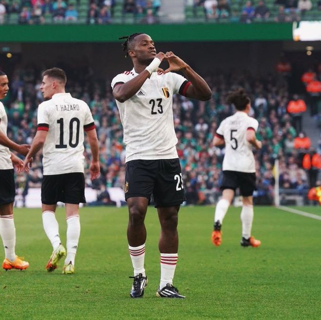 爱游戏网页版-爱尔兰女足队员在比赛中射门破门得分