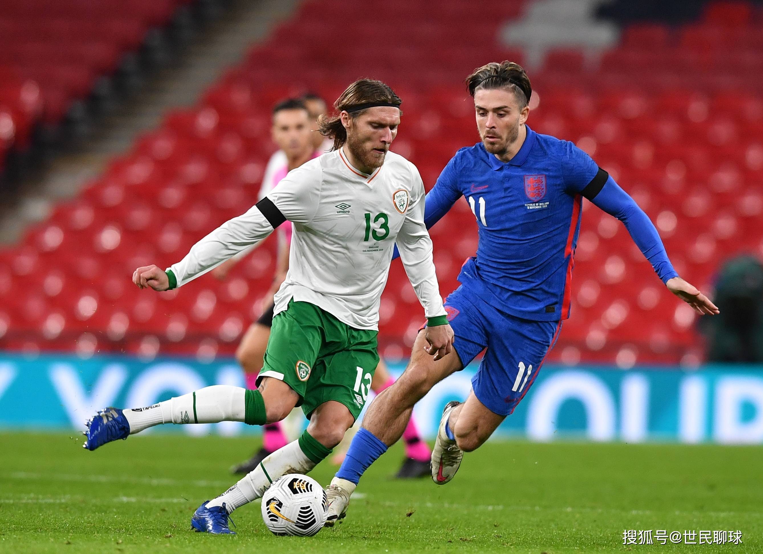 爱尔兰女足队员在比赛中射门破门得分 爱尔兰女足队员在比赛中射门破门得分