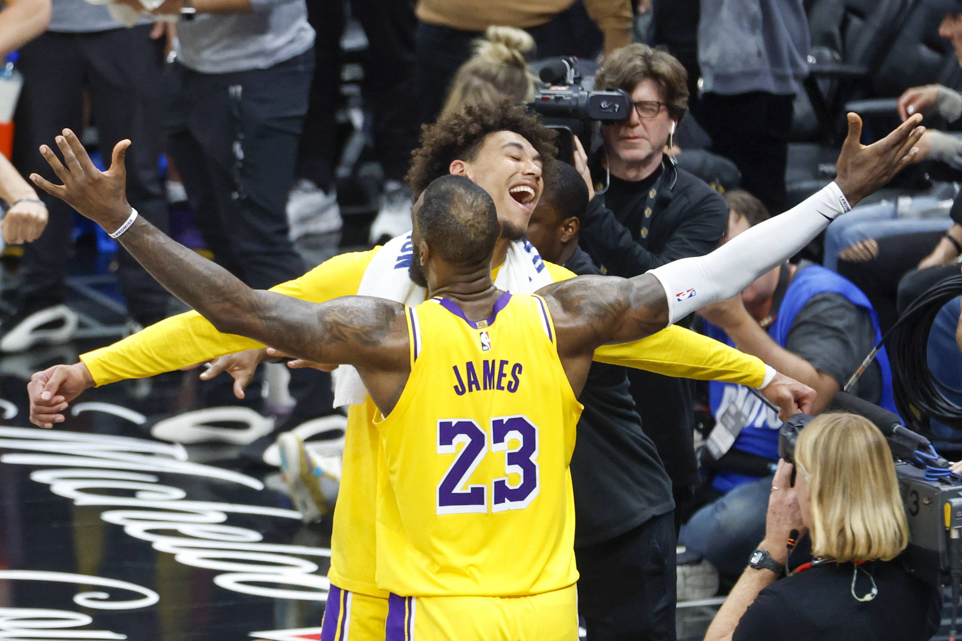 篮球比赛中球员的精彩表现震撼全场 篮球比赛中球员的精彩表现震撼全场