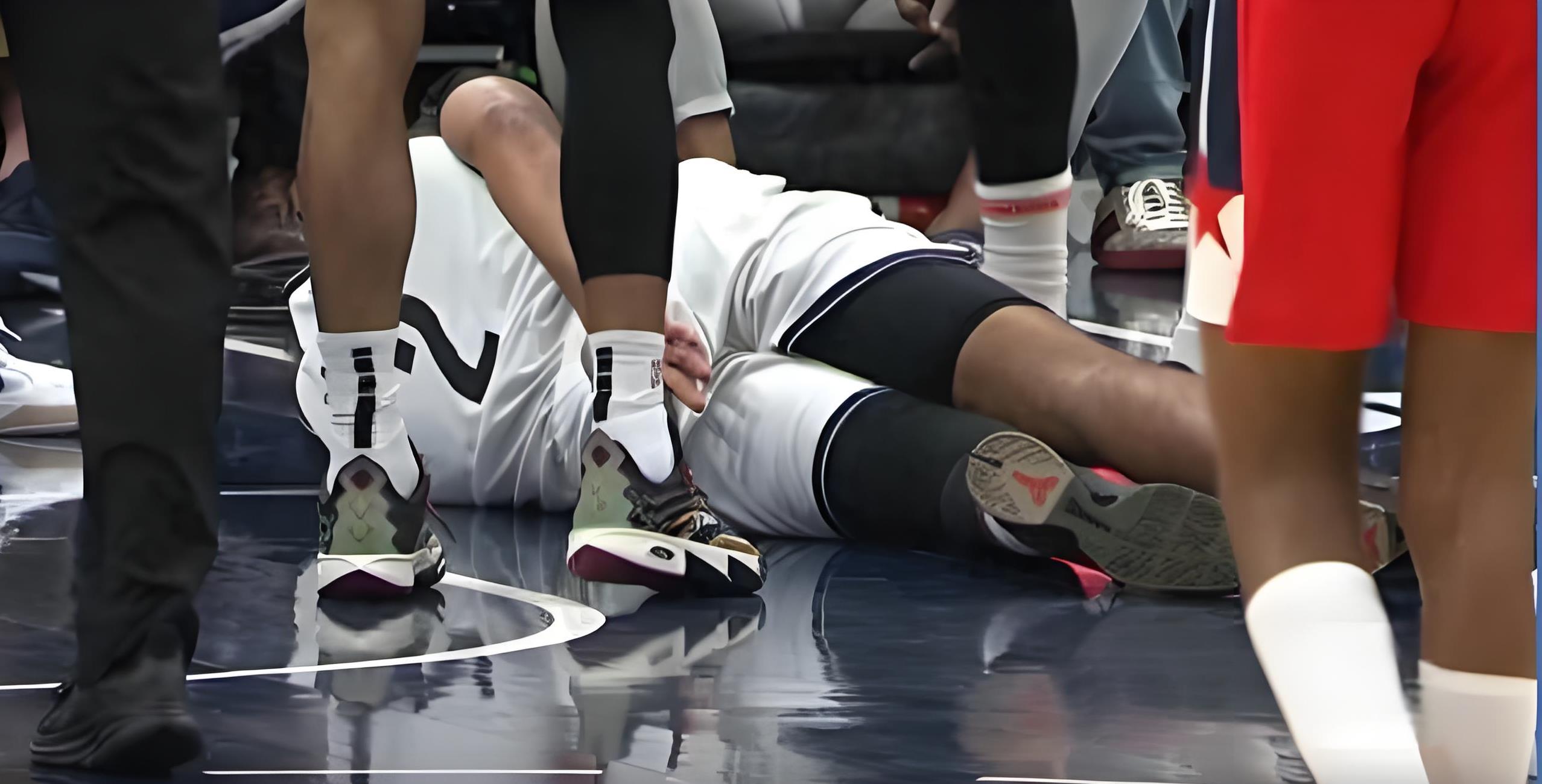 美国运动员在篮球赛中击败对手 美国运动员在篮球赛中击败对手