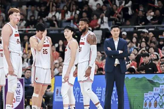 精彩反击!球队成功逆转击败对手 精彩反击!球队成功逆转击败对手