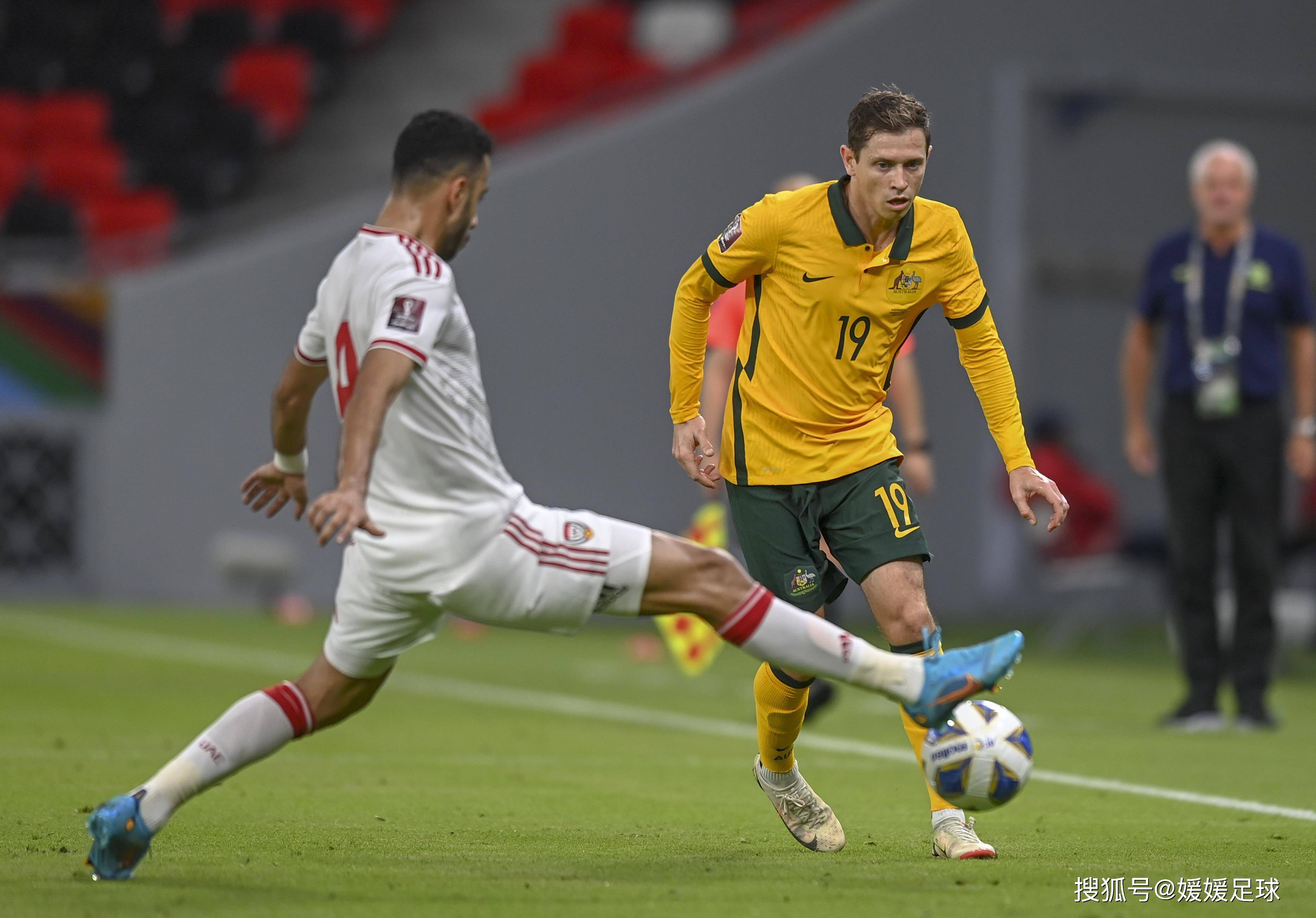 足球比赛中选手们展现出色表现，引发观众热烈反响的简单介绍