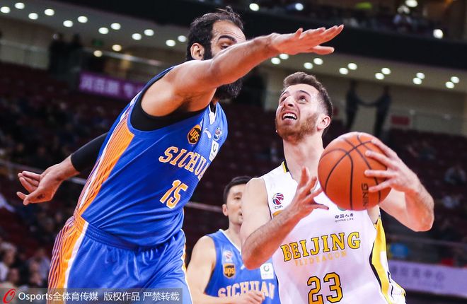 爱游戏中国官网-四川队客场大胜，豪取季后赛希望