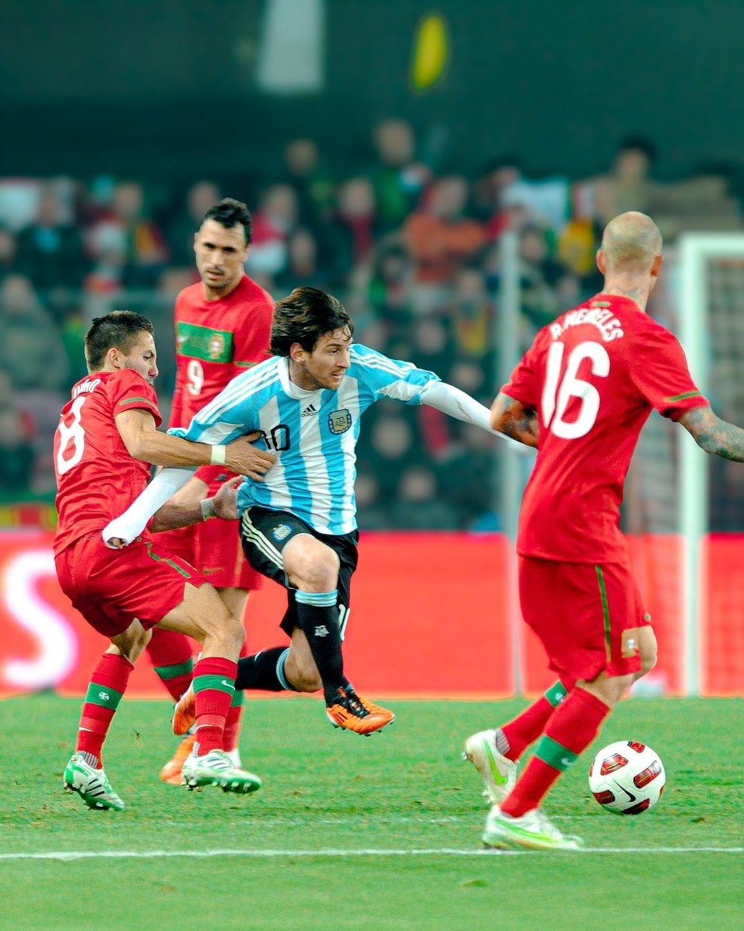 爱游戏官网-激烈对决足球热情点燃球场