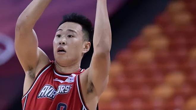 包含富力后卫出色发挥，助球队赢得关键三分的词条