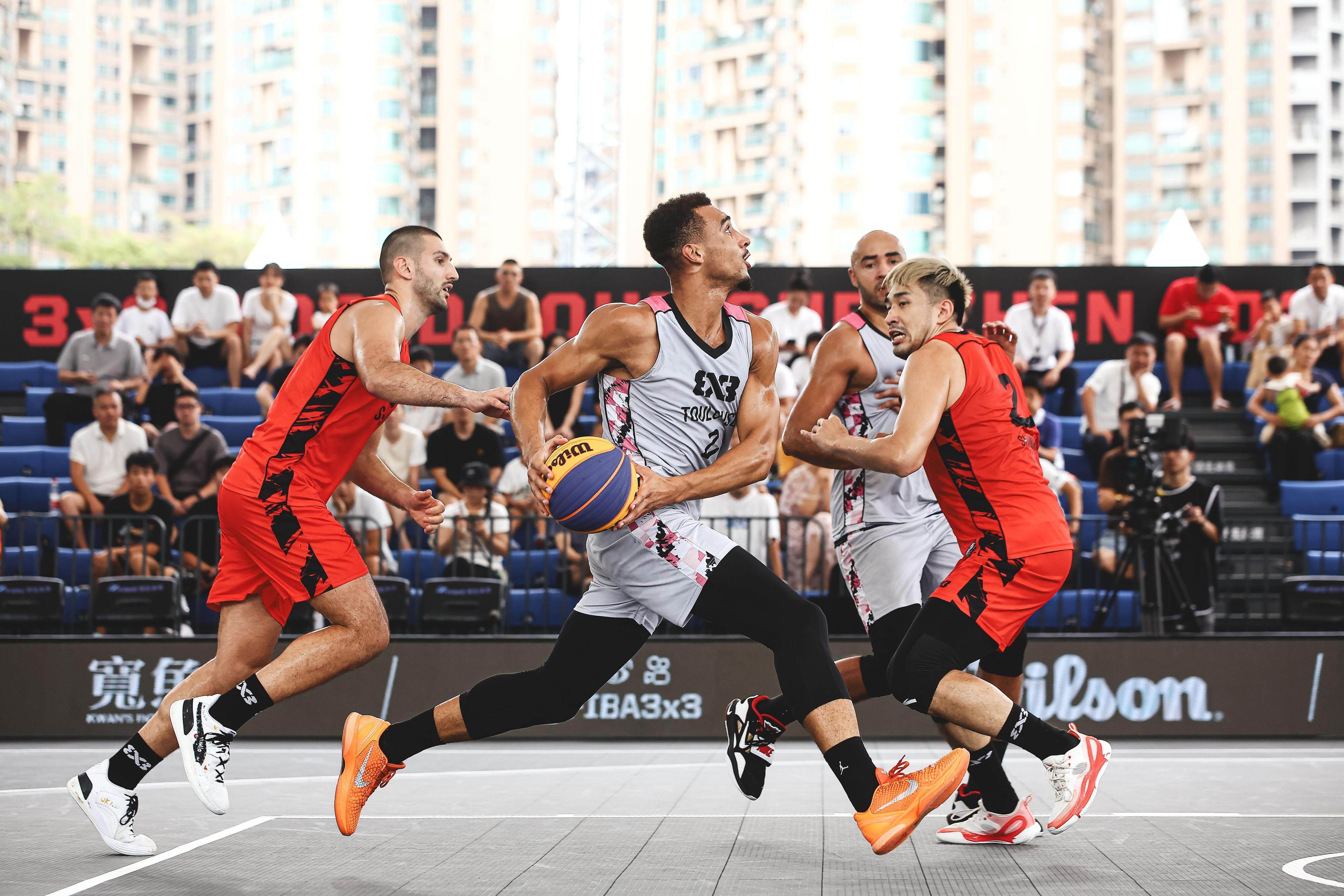 关于火爆篮球赛事吸引大批球迷观赛激动不已的信息