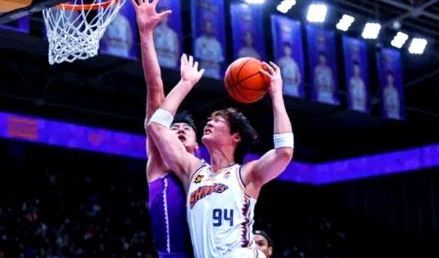 主力球员亮点频出，为球队赢得宝贵战绩的简单介绍